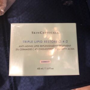 SkinCeuticals Triple Lipid Restore 2:4:2 in Cream and Blue